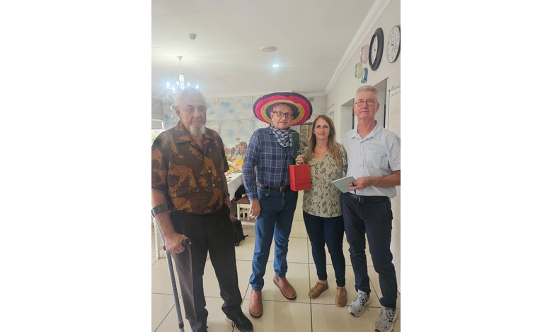 Piet Erasmus, Tom Dreyer as besgeklede Meksikaan, Bernice du Plessis en Tobie van den Bergh.
