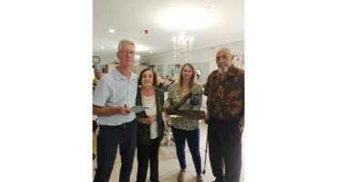 Antoinette Potgieter het ’n pragtige wisseltrofee ontvang as potjiekoswenner. Saam met haar is Tobie van den Bergh, Bernice du Plessis en Piet Erasmus.