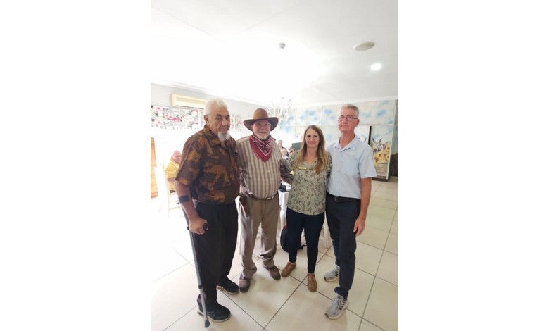 Danie du Plessis is aangewys as besgeklede ‘cowboy’. Saam met hom is Piet Erasmus, Bernice du Plessis en Tobie van den Bergh.