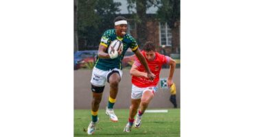 'n Rugbyspeler met 'n bal.