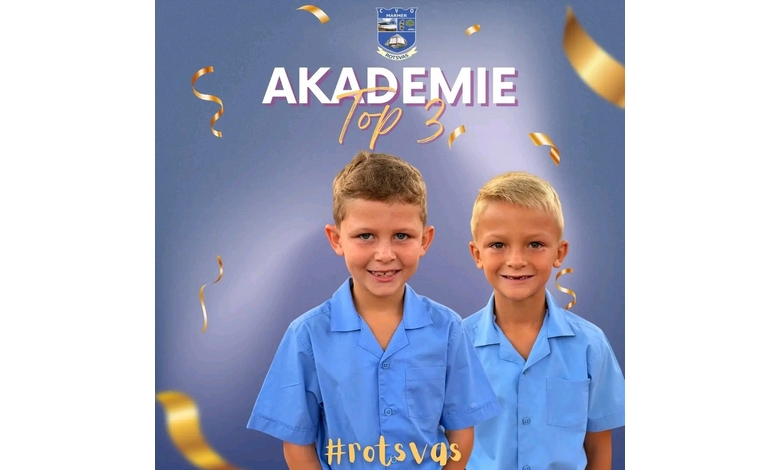Two young boys in blue school uniforms smile against a blue background with gold ribbons. Text reads "AKADEMIE Top 3" and "#rotsvas," suggesting pride.