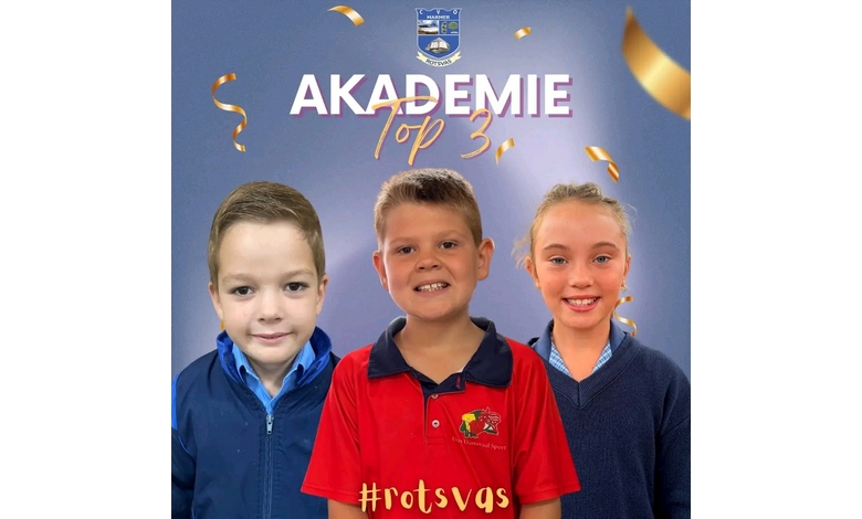 Three smiling children in school uniforms stand against a blue background with gold confetti. The text reads "AKADEMIE Top 3" and "#rotsvas".