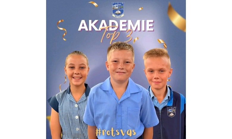Three children in school uniforms stand proudly in front of a blue background with floating golden ribbons. Text reads "AKADEMIE Top 3" with "#rotsvas" below.