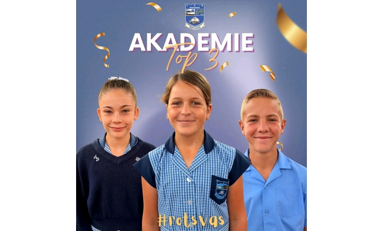 Three students in school uniforms smile against a blue background with gold confetti. "Akademie Top 3" and a school crest are displayed above them.