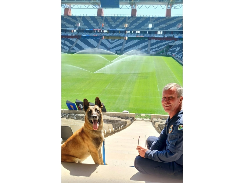 Adjudant offisier Andre Smit en sy hond Zeus by die Mbombela stadion.