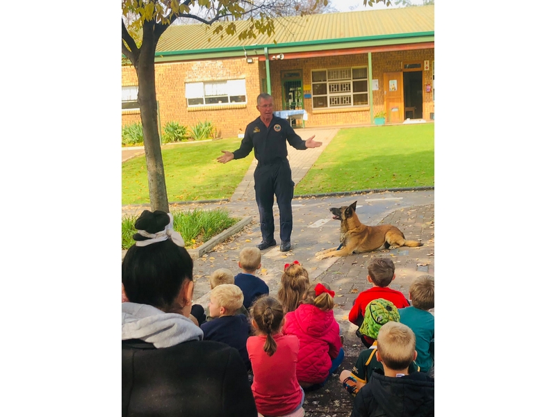 'n Honde demonstrasie by 'n skool.