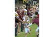 Flippie draf op die veld voor die span.