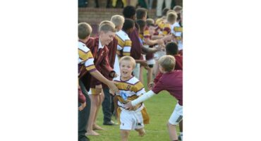 Flippie draf op die veld voor die span.