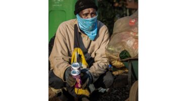 Thabo Motau, een van talle herwinners in Middelburg wat voor dagbreek opstaan om te oorleef.
