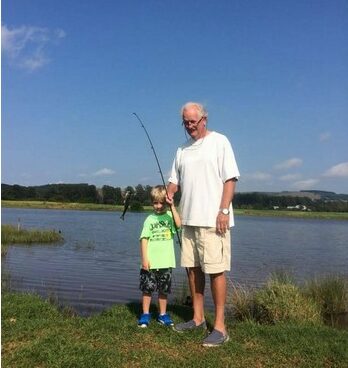 ‘n Seuntjie en sy oupa.