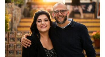 Esmarie met haar man se arm om haar skouers.