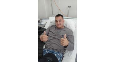 Nathan in sy hospitaalbed.