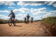 ‘n Klomp fietsryers op ‘n grondpad.
