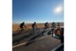 Fietsryers op die pad.