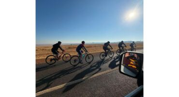 Fietsryers op die pad.