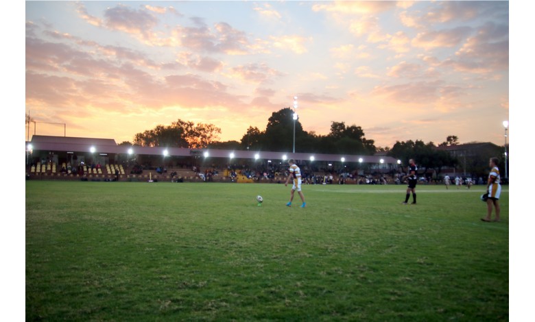 ‘n Rugbyspeler skop pale toe.