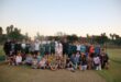 Rassie van der Dussen saam ‘n groep seuns.