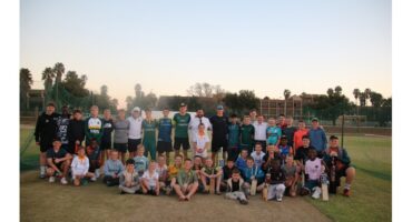 Rassie van der Dussen saam ‘n groep seuns.