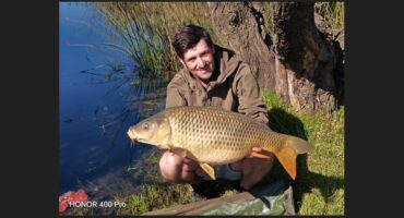 Johan van der Westhuizen en die reuse vis wat hy onlangs by Athlone dam gevang het.
