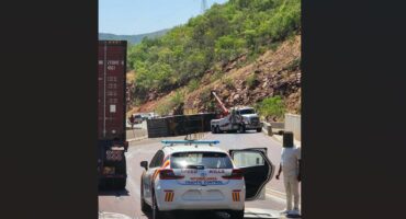 Two truck accidents close N11 on Kranspoort Pass