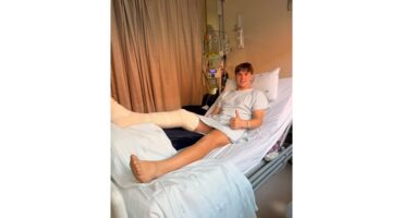 Die seun in sy hospitaalbed.
