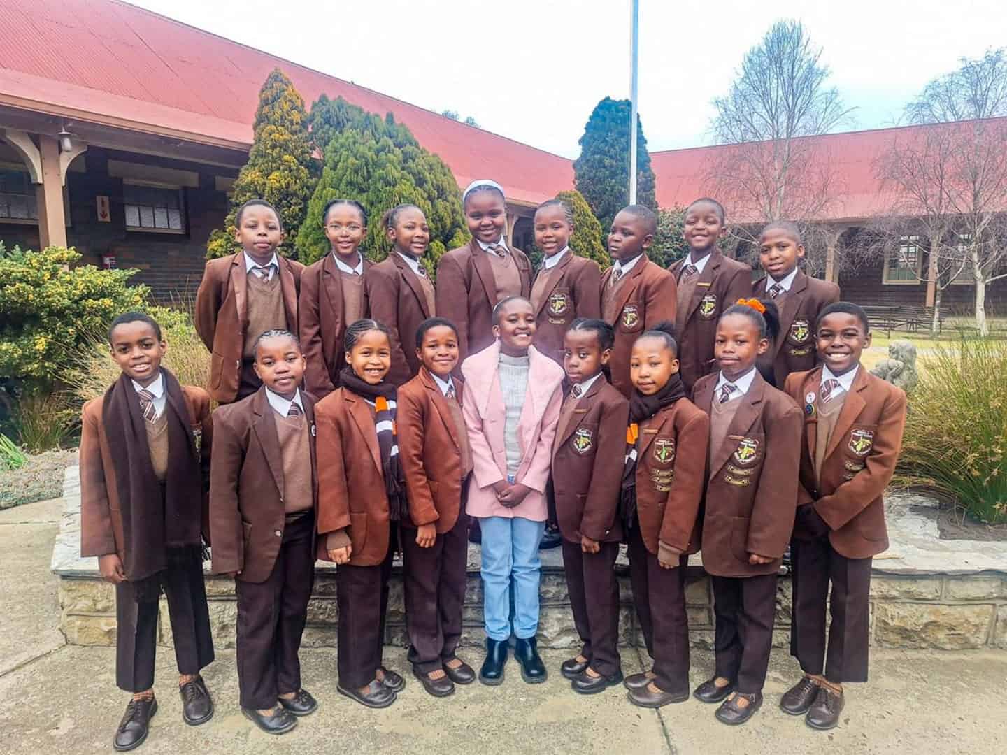 Group photo of Ermelo English Primary School Grade 4 learners who achieved over 80% average in Term 2.