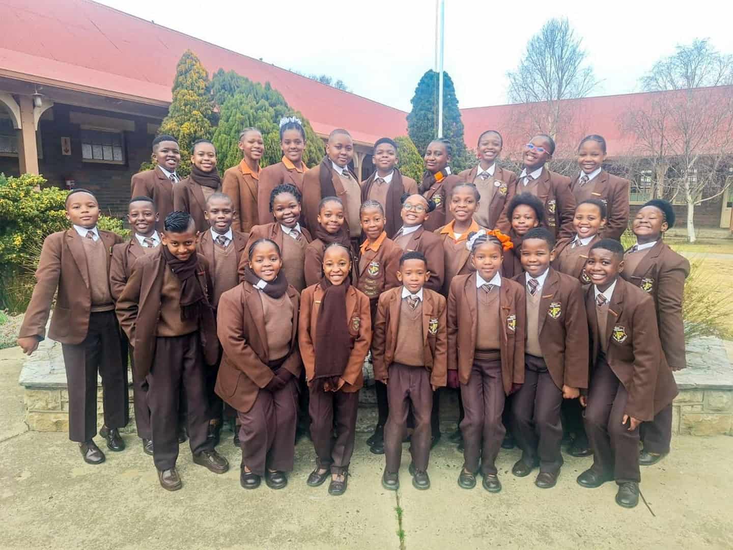 Group photo of Ermelo English Primary School Grade 5 learners who achieved over 80% average in Term 2.
