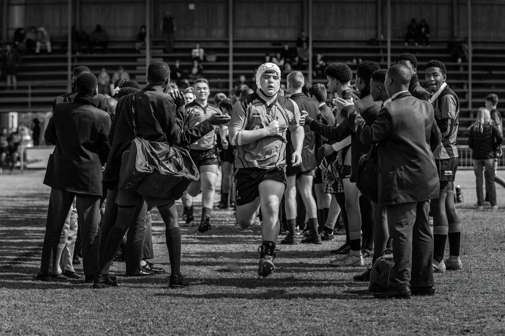 'n Swart-en-wit foto van 'n jong rugbyspeler, WP Human, wat uitdraf teen Klerksdorp Hoërskool.