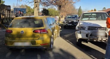Emergency services swiftly responded to a collision involving a car and a bakkie at the T-junction of Gelderland Road and Lion Cache Avenue in Ermelo. Fortunately, no serious injuries were reported in the incident that drew the attention of local residents and motorists.