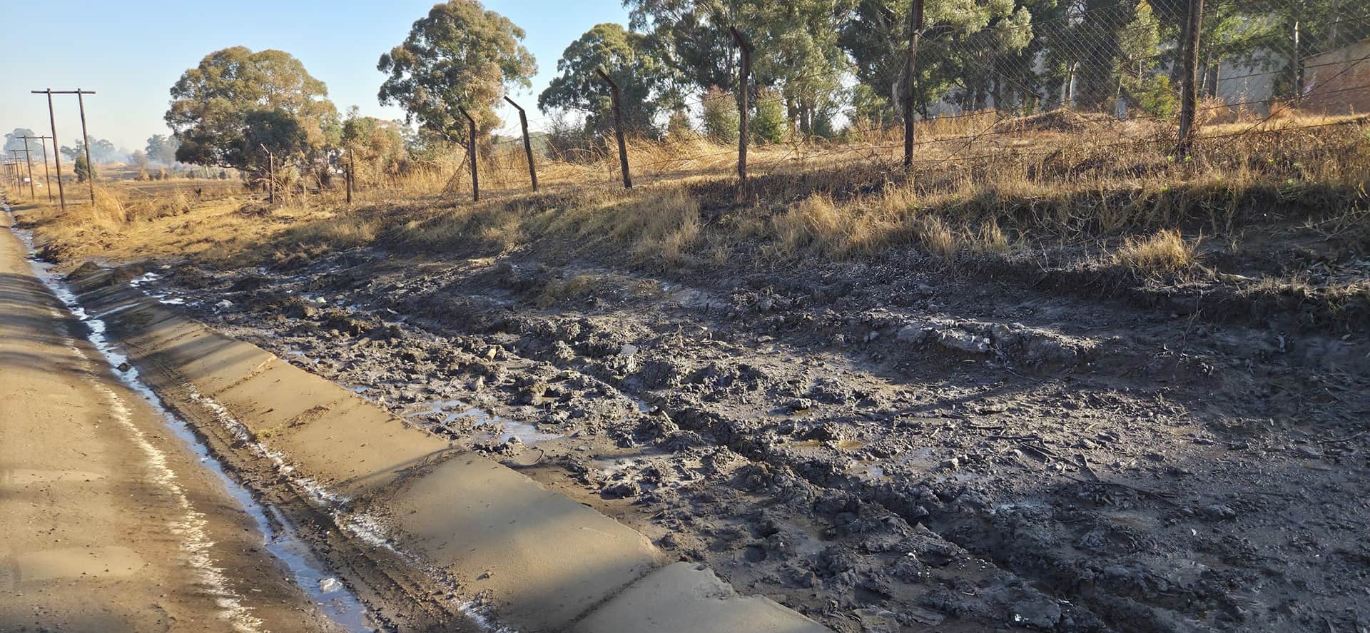 Water leaking along Havenga Road in Ermelo. 