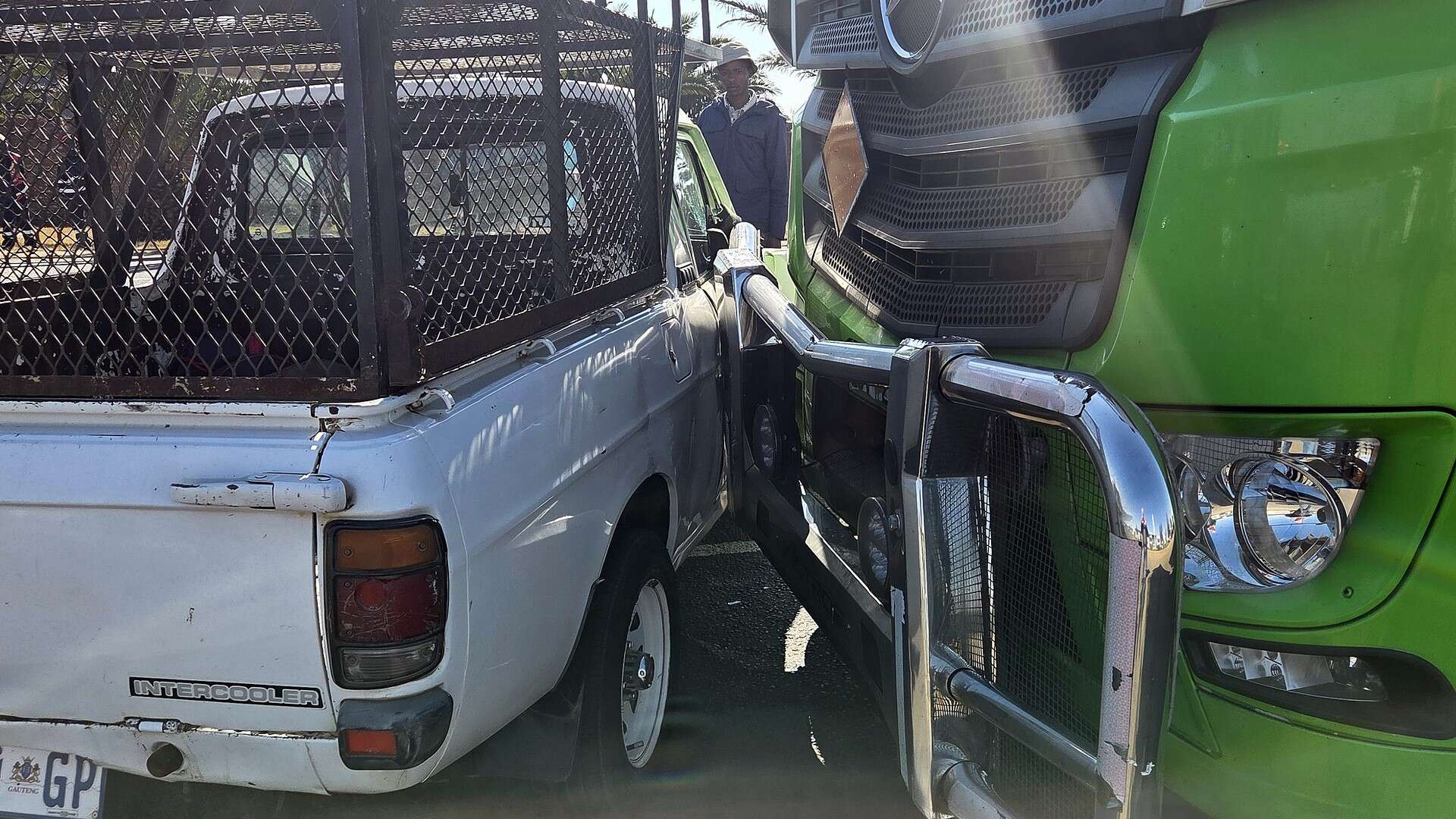 ’n Vragmotor en ’n Nissan 1400 bakkie naby die N2 Piet Retiefpad en Havenga-kruising in Ermelo na ’n ligte botsing.