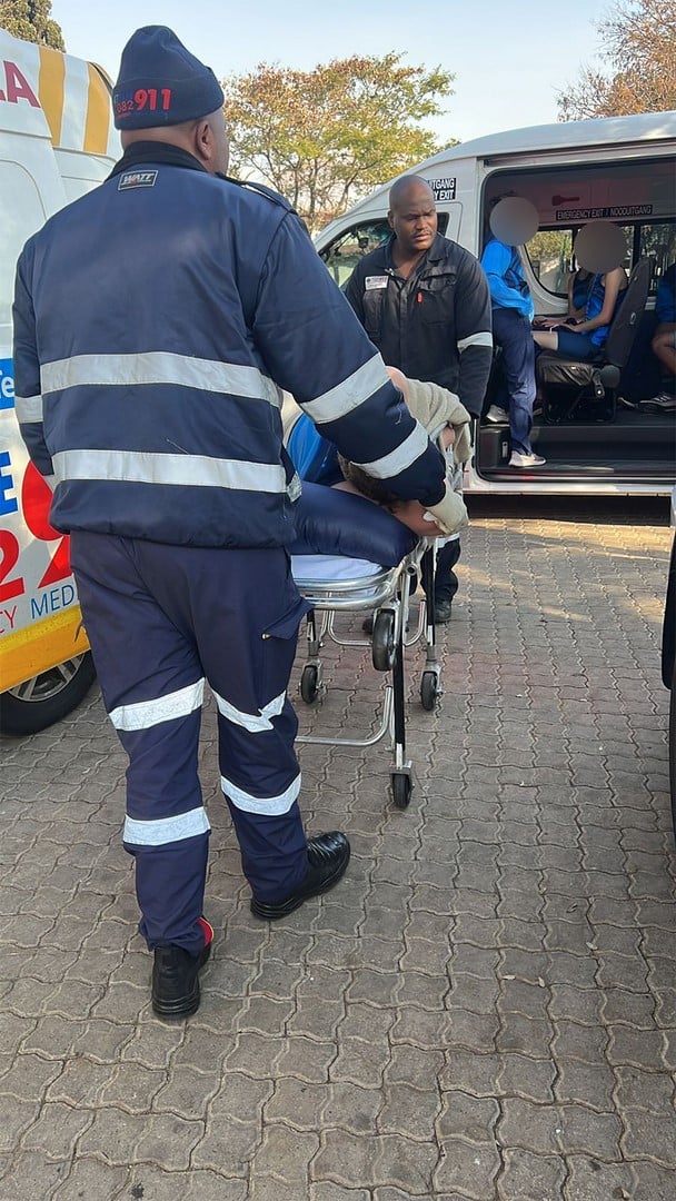 Leerling van Ligbron Akademie word oorgesit in ’n ambulans.
