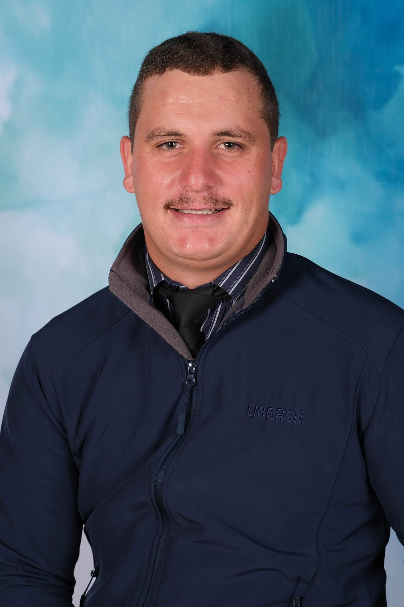 Nickey Jansen van Rensburg, hoofafrigter van die Suid-Afrikaanse o.14-Bokkiespan, staan trots in sy rugbypak.