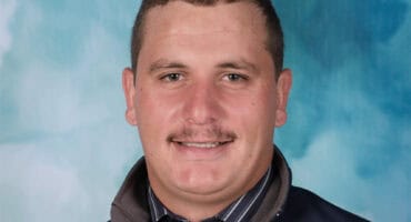 Nickey Jansen van Rensburg, hoofafrigter van die Suid-Afrikaanse o.14-Bokkiespan, staan trots in sy rugbypak.