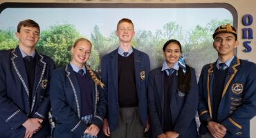 'n Groep van vyf hoërskoolleerders van Ligbron Akademie vir Tegnologie wat in hul skooldrag staan vir ’n foto.