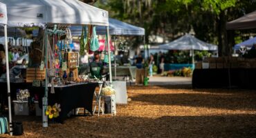 ’n Markdag met stalletjies oral te siene.