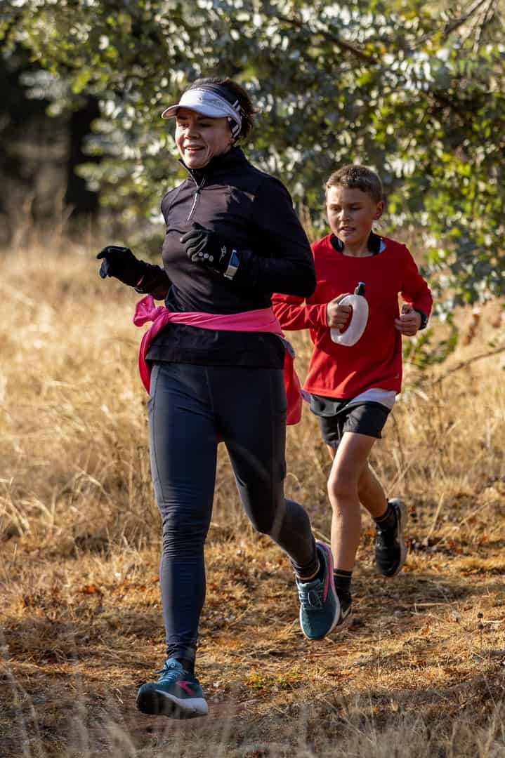 Leana Lloyd, wenner van die vroue-afdeling, met Janru van Zyl, tweede in die mans-afdeling, tydens die 250ste Kralinbergh-parkrun.