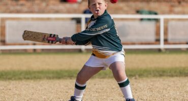 MG Loubser fokus diep om die krieketbal raak te slaan tydens minikrieket-geleentheid.