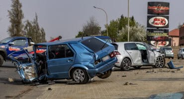 Twee voertuie met sigbare skade na ’n ongeluk in Ermelo se Borderstraat, met nooddienste op die toneel.