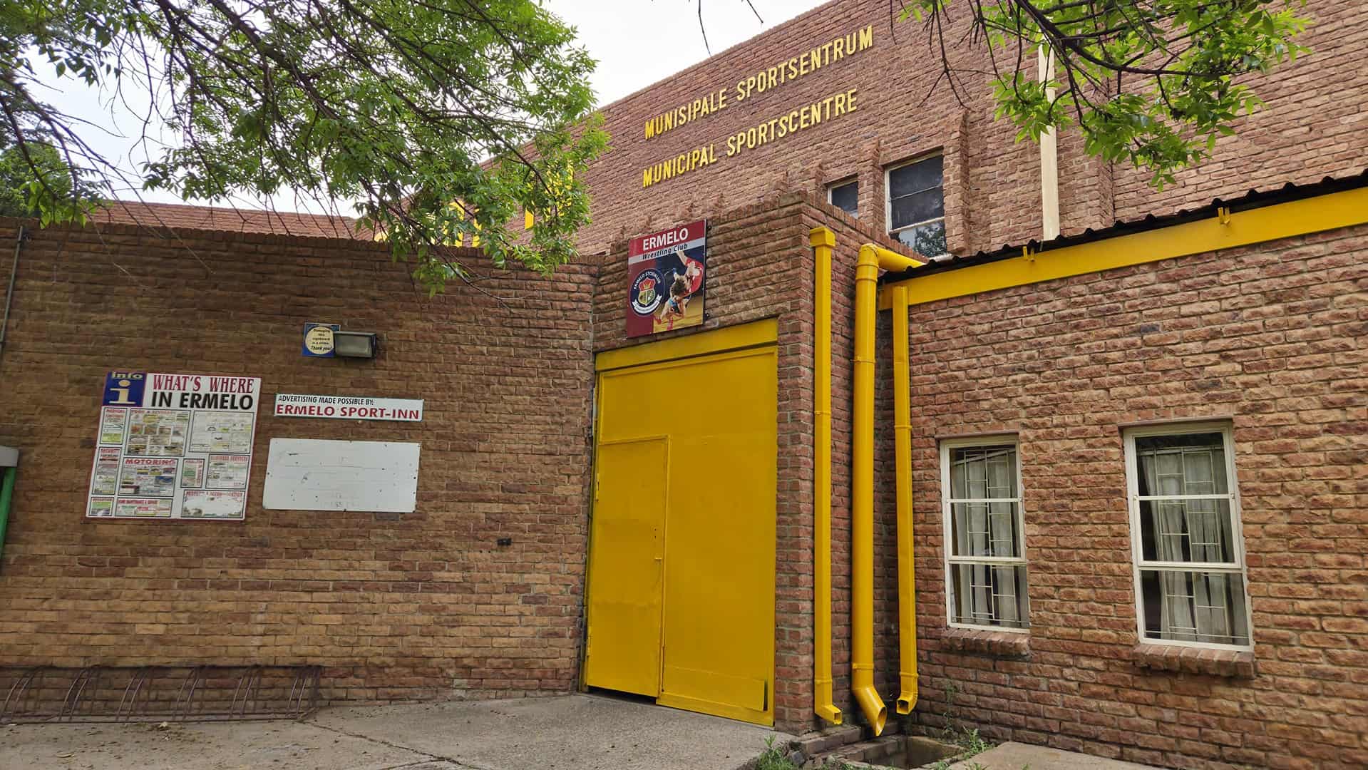 The Ermelo Sport-Inn receives a fresh coat of paint in preparation for the 5th MSV Pumatjies Wrestling Tournament.