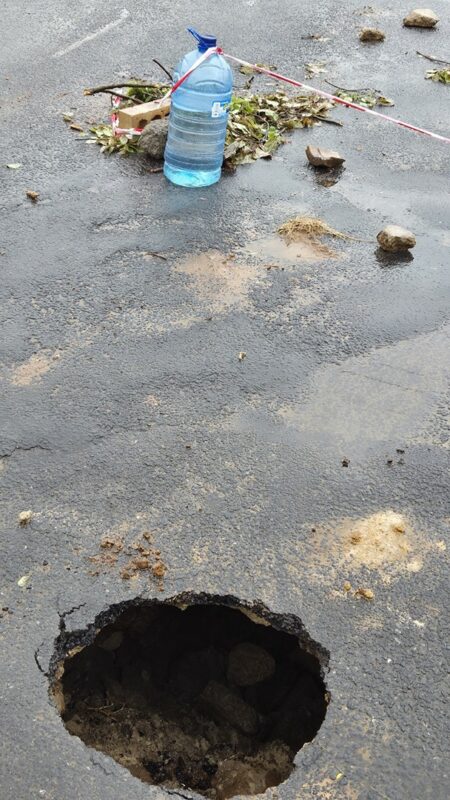 Sinkgat in Ermelo se President Fouchéstraat met ’n plastiekwaterbottel en gevaarlint.
