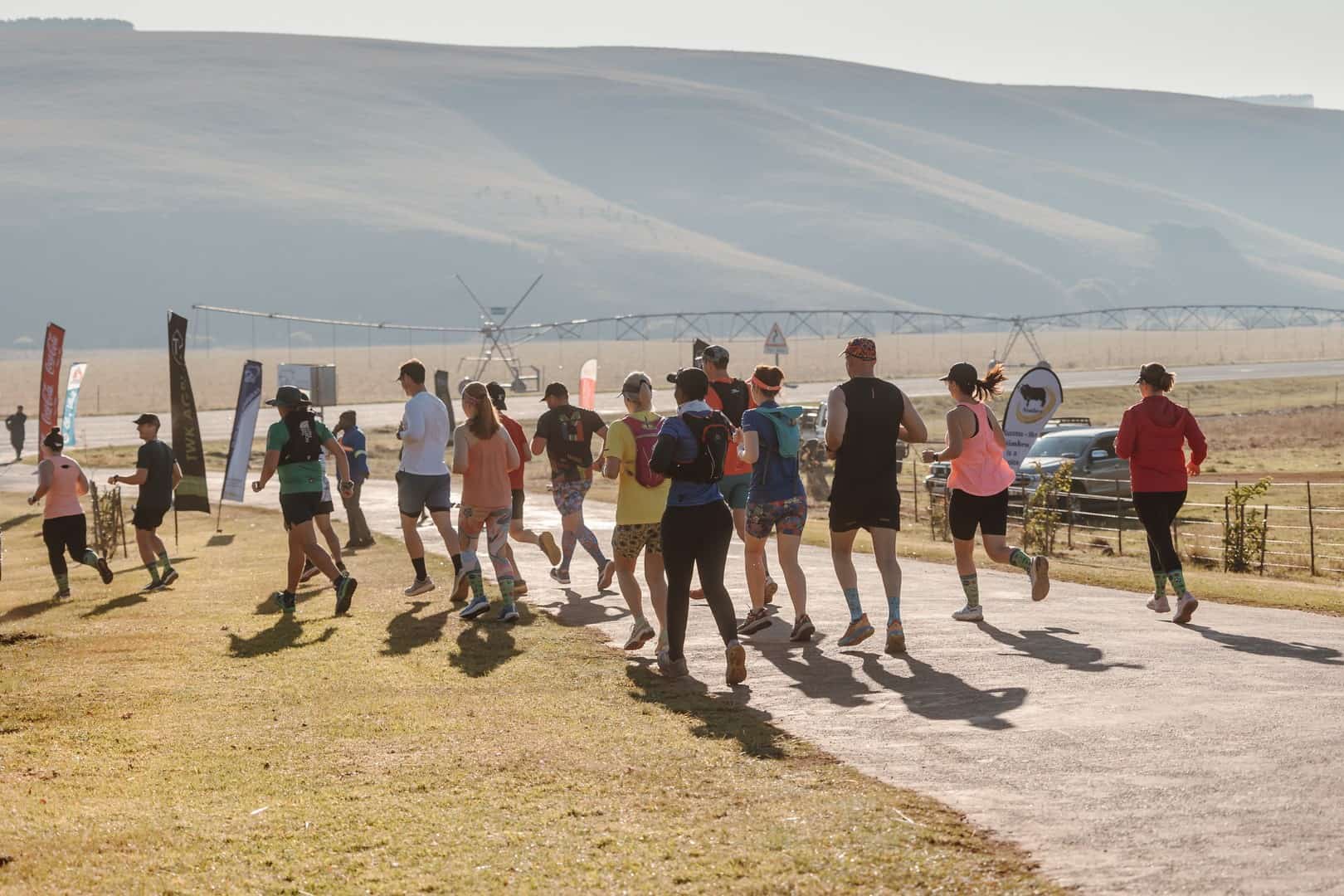 ’n Groep atlete hardloop saam tydens ’n vorige Glen Aggy Trail-byeenkoms in die natuur.