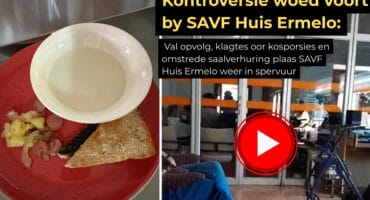 ’n Bord met ’n klein porsie kos en ’n bak pap langs ’n foto van inwoners by SAVF Huis Ermelo, met opskrifte oor kontroversie rondom die tehuis.