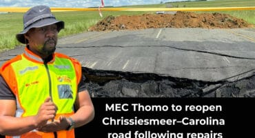 Collapsed section of the Chrissiesmeer–Carolina road with an inset showing MEC Thulasizwe Thomo inspecting the damage.