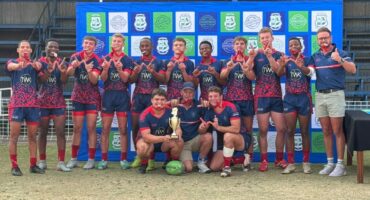 Die O/17’s van Ligbron, Mpumalanga-kampioene, saam met afrigters DC Swart (middel voor) en Tiaan Rosslee (regs agter)