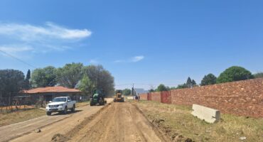 Paaie in Morgenzon word geskraap tydens gemeenskapsinisiatief om die dorp se infrastruktuur te verbeter.