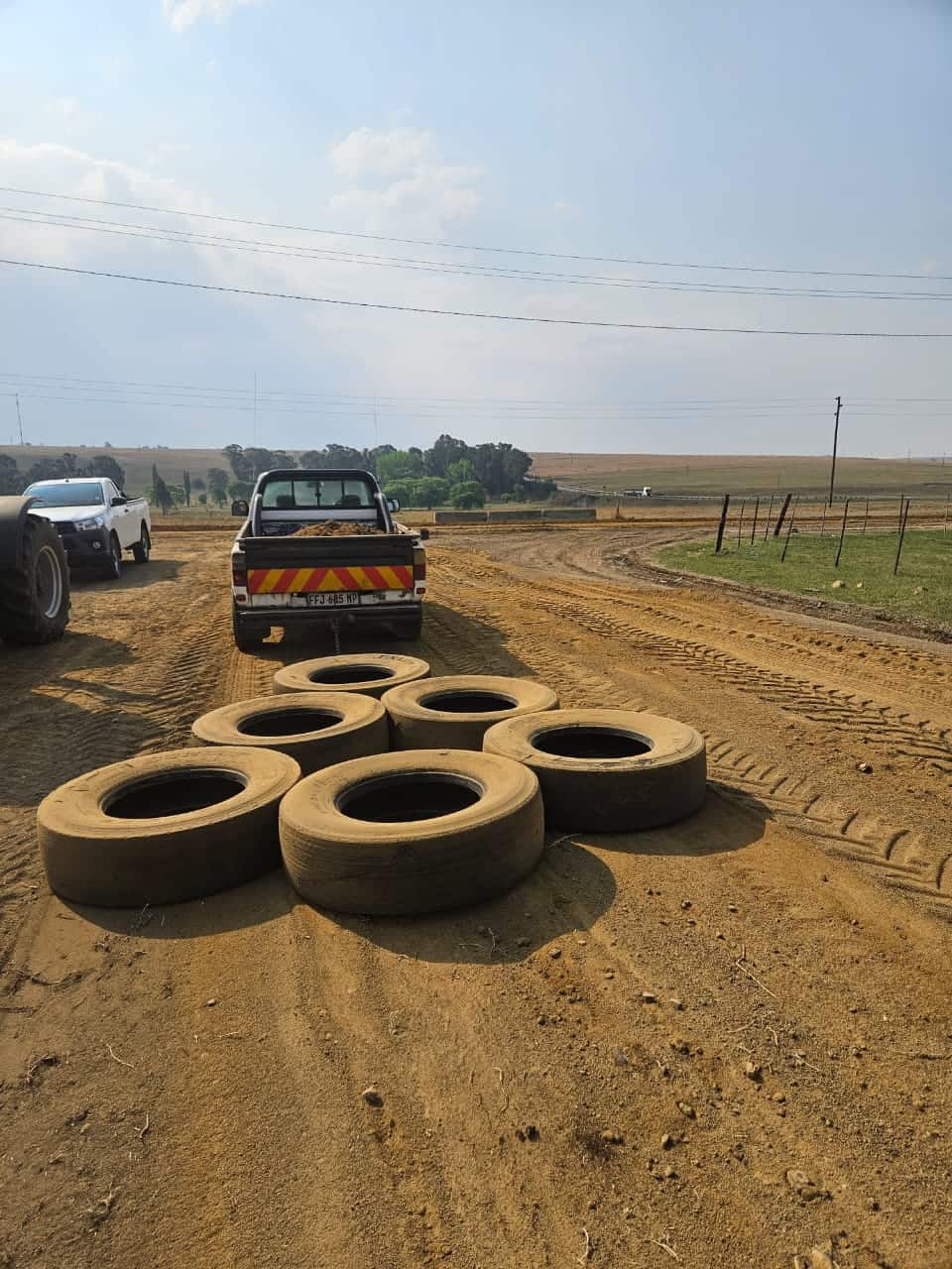 Boere en dorpenaars maak die paaie in Morgenzon rybaar tydens die opknappingsinisiatief.