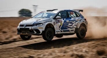 Paul van Niekerk en Willemjan Human vlieg oor ’n hobbel op die Ermelo tydwedren se uitdagende roetes.