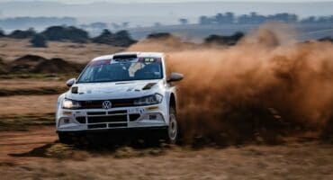 Benjamin Habig en Barry White dryf om ’n draai op die Ermelo tydwedren-roete in hul Volkswagen Polo.