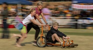 Ané Grobler, juf. Veronica du Toit en Francois Smuts neem deel aan die kaskarwedren tydens Laerskool JJ van der Merwe se markdag.